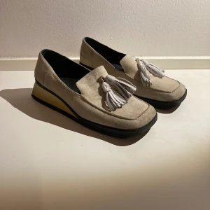 Vita mockaloafers strl 39 - Vita mockaloafers. Finns i Sthlm. Kan mötas upp alt skicka! Mottagaren betalar frakt. 