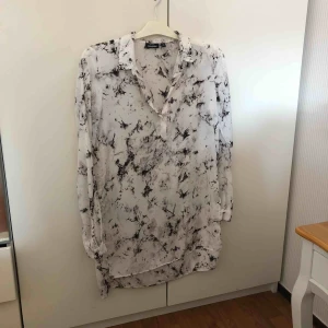  - Tunn marmorerad tunika. Frakt tillkommer