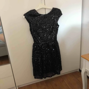  - Svart paljett skater klänning. Perfekt som den lilla svarta 😀