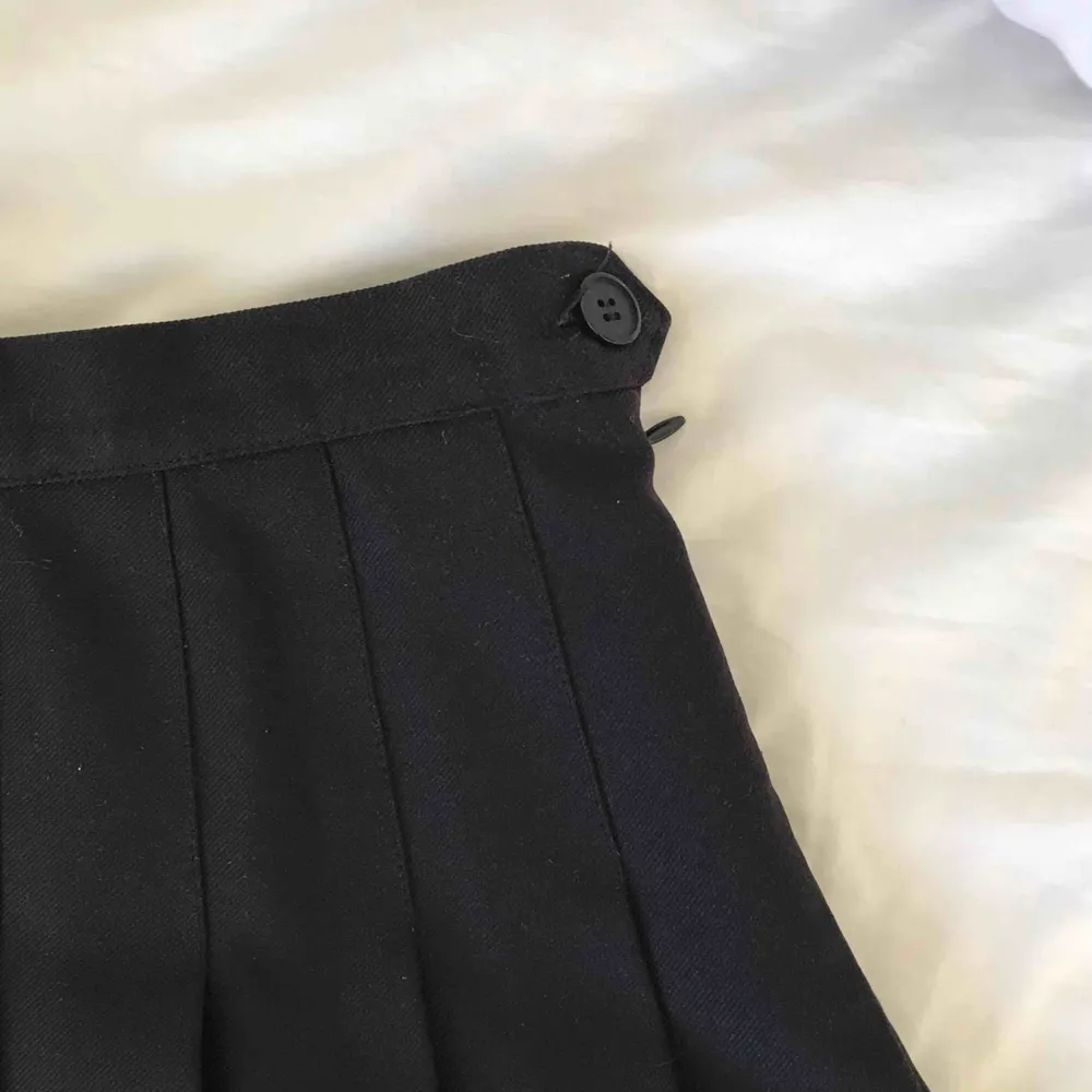 Jättefin kjol från American Apparel! Köpt för typ 300kr och knappt använd alls, så väldigt bra skick. Pris kan diskuteras! Köparen står för frakt eller möts upp i Gävle. Kjolar.