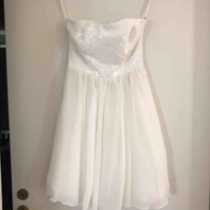  - Storlek S men passar nog S-M då den är töjbar. Använd en gång på skolavslutningen i 8:an. Vill hitta ett nytt hem där den kommer till användning. Lägg ett bud!