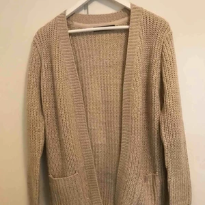  - Stickat cardigan från Newyorker. Köpte för ett tag sen men aldrig använt!! Storlek 34. 