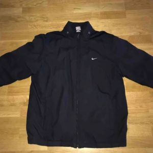  - Vintage Nike jacka, bra skick, inga brännmärken/hål  KÖPAREN STÅR FÖR FRAKT.