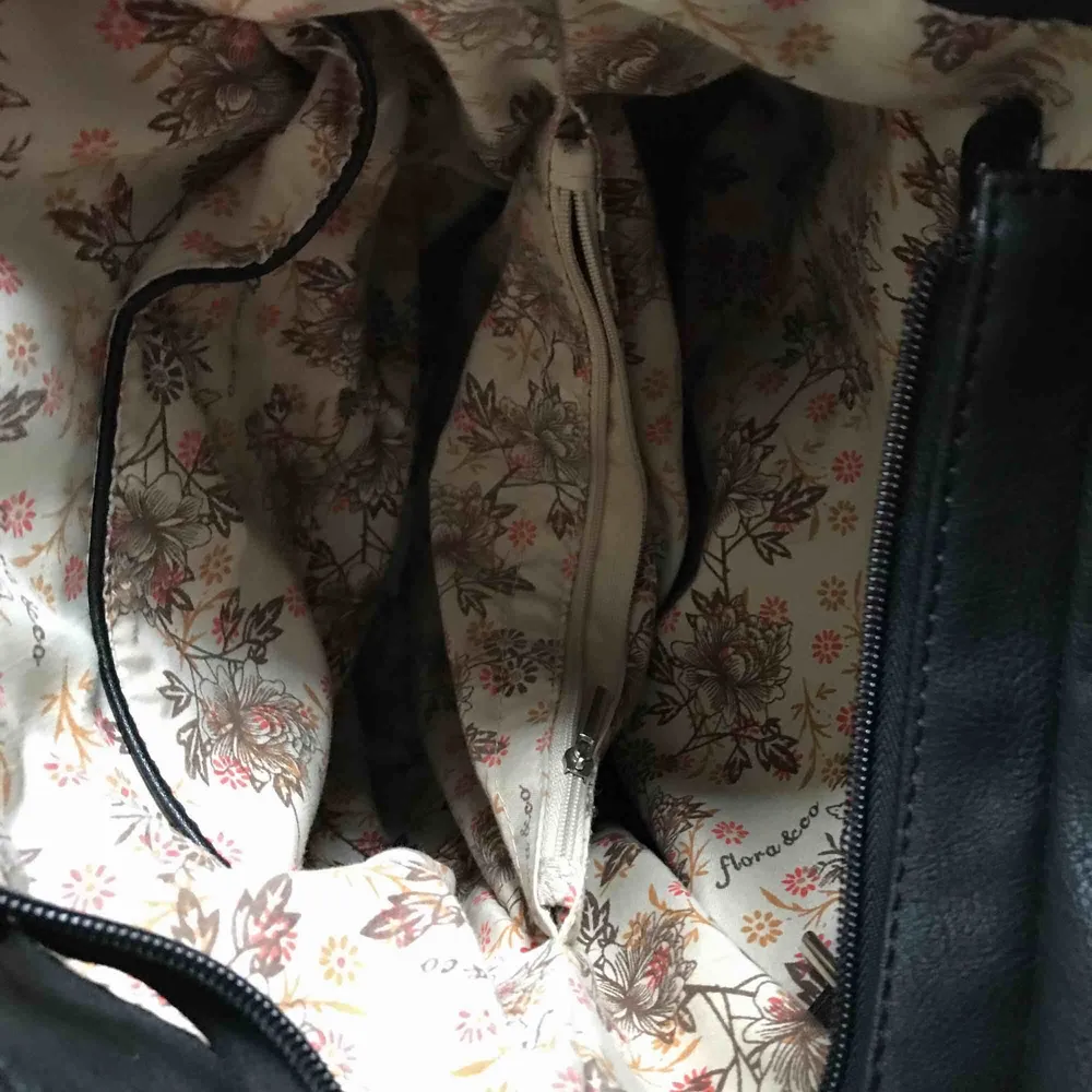 En lagom stor ryggsäck i fakeskinn med reglerbara band, många fack och rymlig insida. Vet ej vart jag köpt den tyvärr.. Väskor.