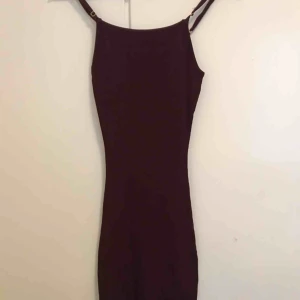  - Ribbad klänning från Bikbok. Den ser väldig tajt ut men väldig strechig, passar även i S. Aldrig använt!!
