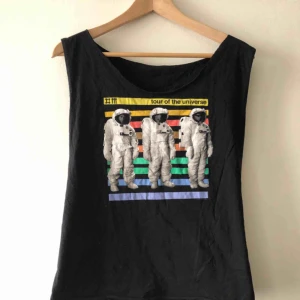  - Turnélinne Depeche Mode från 2009 i trevligt skick Kan hämtas i Uppsala eller skickas mot fraktkostnad 39 SEK