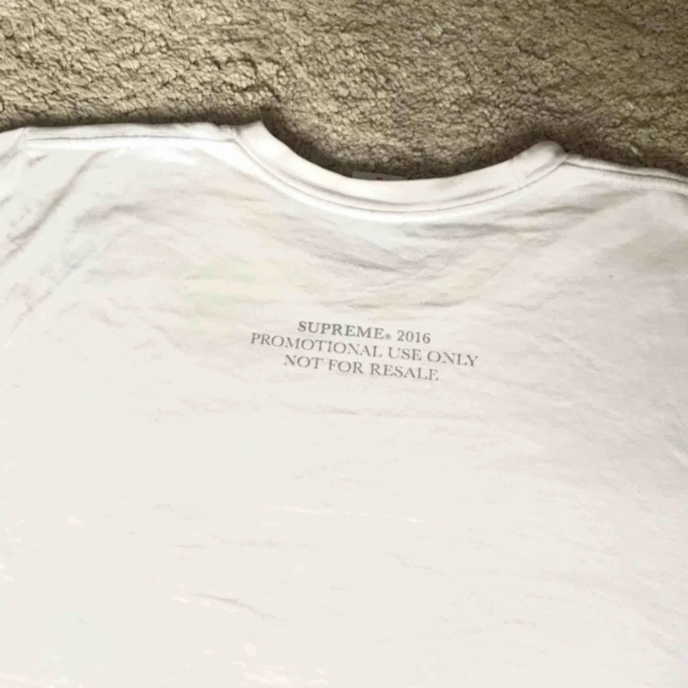 T shirt från det hyllade märket Supreme. Köptes DS för två år sen för 1200kr.  10/10 condition, inga hål eller fläckar.  Billigt pris då jag vill sälja den snabbt.   Kontakta mig om du har frågor eller vill se fler bilder.. T-shirts.