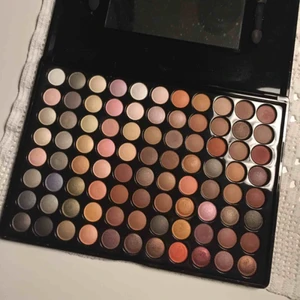  - Jättefin ögonskuggspalett från Bh Cosmetics med 88 skuggor. Skuggorna är ungefär lika stora som en nagel. Jag tycker faktiskt om denna palett och den har bra nog pigmentering. Använd fåtal gånger/enbart swatchad. 