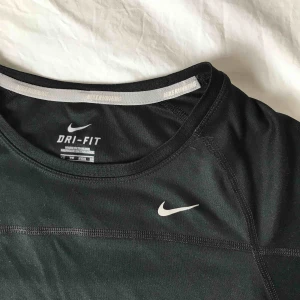  - Nike DRI-FIT running t-shirt. Superskönt material!  Frakt: 39kr 