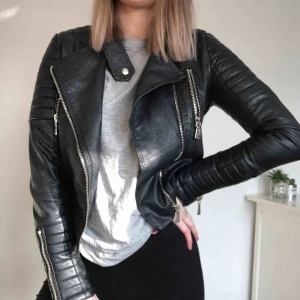  - Supersnygg skinnjacka från Chiquelle!!!! Nypris 700kr och väldigt sparsamt använd. Kan mötas upp i Lund ❤️