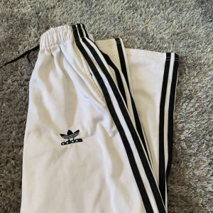  - Lite slitningar på själva adidasmärket annars i fint skick! Står XXL men tror de är för att de är barnmodell så skulle säga att dom passar XS-S