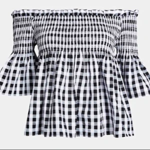  - Superfin och somrig off-shoulder blus ifrån bikbok. Använd någon enstaka gång! Storlek s