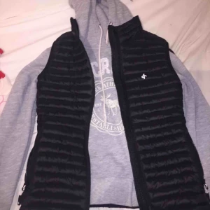  - Storlek:S Märke: Criss sportwear Aldrig använd:) Betalningssätt: swish Fickor: två fickor innanför västen och två utanför västen.