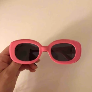  - Skitsnygga barbierosa solglasögon från Asos. Nästan helt nya, aldrig använt.