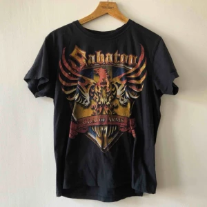  - Bandtröja Sabaton i trevligt använt skick. Kan hämtas i Uppsala eller skickas mot fraktkostnad 