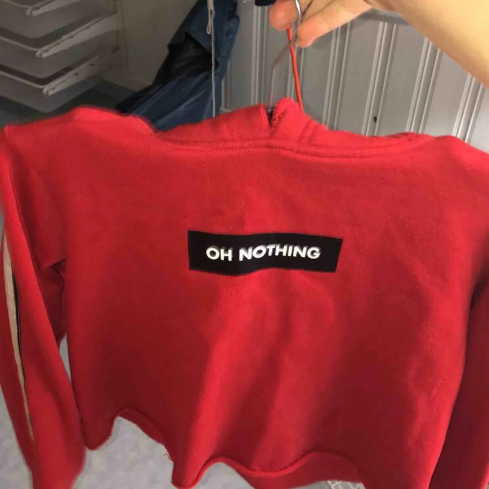 En röd croppad hoodie från BIKBOK, lite små knottrig efter tvättar men inget som man tänker på enligt mig, säljs pga av att den är för liten för mig . Hoodies.