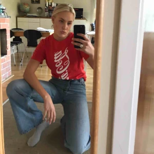  - Snygga utsvängda byxor från Monki i strlk 27, använda enstaka gånger