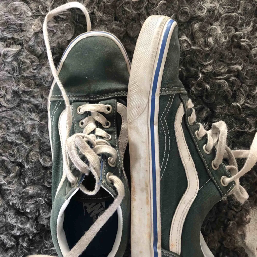 VANS sneakers i mörkgrön med blå rand, modell ”old skool”. Säljer pga använder inte längre. Strl 38. . Skor.