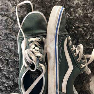 VANS sneakers i mörkgrön med blå rand, modell ”old skool”. Säljer pga använder inte längre. Strl 38. 