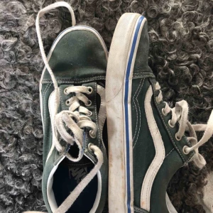  - VANS sneakers i mörkgrön med blå rand, modell ”old skool”. Säljer pga använder inte längre. Strl 38. 