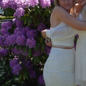  - Superfint set i spets, kjol och top. Endast använt 1 gång så är i superfint skick. Kjolen slutar ungefär mitt på låren. Toppen är i stl S och underdelen XS (väldigt stretchig så passar även S) Frakt tillkommer💞💞