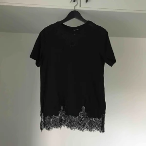  - Svart T-shirt med spetsdetaljer