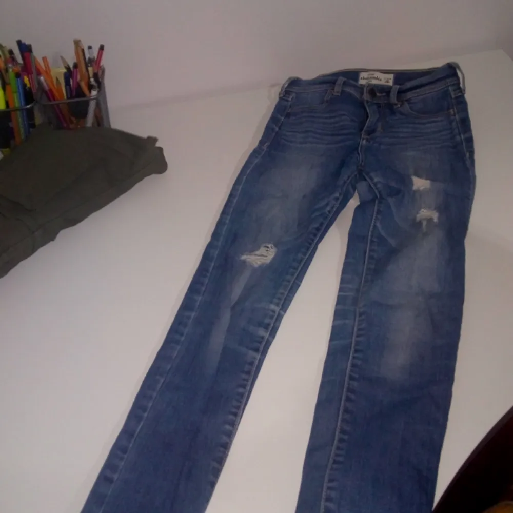 Barnjeans men passar den är liten XS. stretchiga och fina slitningar Från Hollister ☺️. Jeans & Byxor.