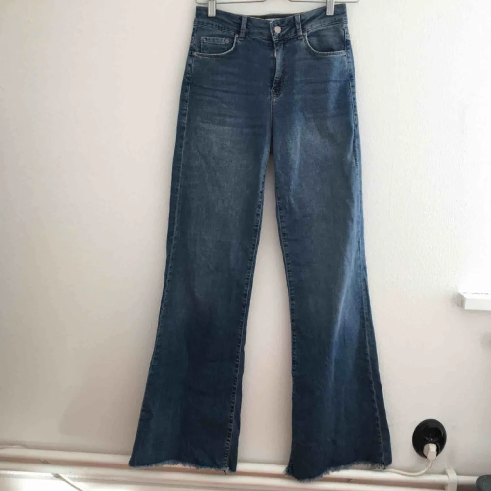 Världens ballaste bootcut jeans. Superstretchiga och sååå sköna. Nyskick, använda 1 gång . Jeans & Byxor.