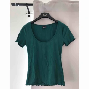  - Mörkgrön t-shirt storlek S. Enbart provad. Hämtas i Kalmar eller skickas mot att köparen står för frakten. 