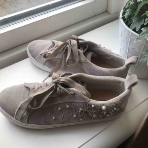  - Skor från Zara, mycket fint skick då de är använda endast ett fåtal gånger! Några stenar har trillat av men det är inget som syns