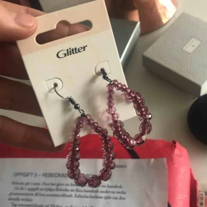  - Helt nya örhängen med rosa pärlor sååå fina men passar inte min hårfärg