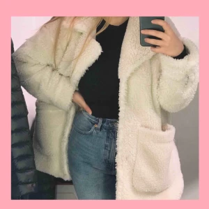  - Ångrade mig sist men säljer nu min supersnygga Teddy-kappa, jätte fint skick. Från monki, original pris 700 💙 säljes för 450, öppen till bud 🤓, kan mötas upp i Malmö!