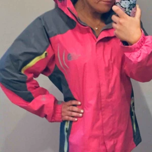  - The North Face 3 i i Jacka Summit Series Funkar till alla årstider! Vindtät, vattentät, varm, sval med ett tyg som andas. Sparsamt använd då den är lite stor för mig, inga fläckar, hål eller revor, väldigt bra skick. Nypris 2199kr 