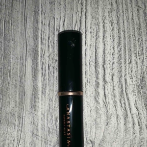  - Anastasia Beverly hills stick foundation i färgen alabaster. Endast testad en gång men tyvärr för ljus för mig.   Köparen betalar frakten 🌸