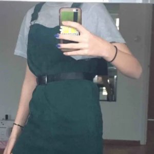  - Söt manchester klänning. Med ficka fram och bak. Säljer för att det inte riktigt är min stil. Kan mötas upp i Stockholm, annars står köparen för frakten. Betalning via swish❤️