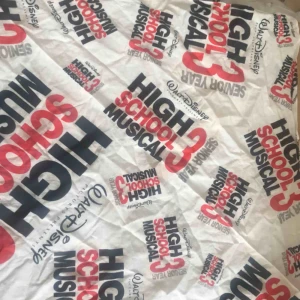  - (swipe för mer bilder)Någon slags duk som en kort sjal eller som en bandana. Väldigt sällan man ser en sådan. Pris kan diskuteras. Träffas i Norrköping o Tranås.