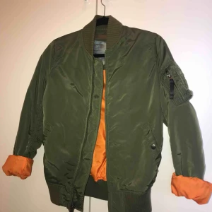  - Alpha Industries MA-1 TT Bomberjacka, tunn bomberjacka storlek small. Knappt använd pga för liten, sitter som en S. Nypris 1700.