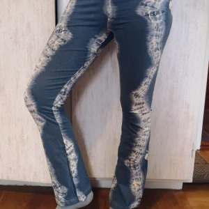  - Finaste skönaste hippie byxorna  Storlek 38/40  Mått: längd 101 Midja 31-43 (rakt över) Tycker dem är väldigt stretchiga ja brukar ha m-L o passa nog större än mig beroende på hur man vill ha dem Frakten ingår i priset!