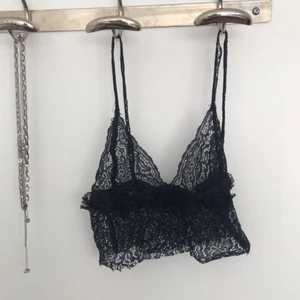  - As najs mörkblå bralette i spets!! Dragkedja i sidan och liten volang under kuporna, najs att ha ovanför en tshirt
