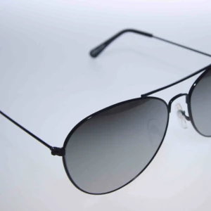  - Svarta bågar med spegelglas, Pilot solglasögon från Colorez. Tömmer lagret, glasögonpåse får man till. Priset är 11:- plus frakt 9:- = 20:- inkl frakt totalt. 