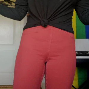  - Röda jeggings från hm. De är i gott skick (dock lite skrynkliga) och rätt bekväma. 