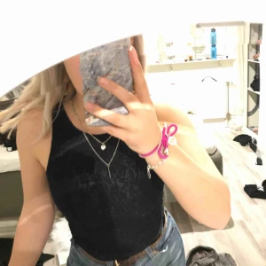  - Supersöt croppad top med blommigt spets mönster. Är i tjock tyg så funkar att ha utan bh👍👍 Ser väldigt mörk ut på bilden men den är marinblå irl! Har varit en favorit länge men säljs pga vuxit ur den, bra skick ofc☺️