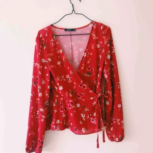  - Röd omlott-blus från bershka köpt i Berlin på en second hand! Använd fåtal gånger. Frakt tillkommer :)