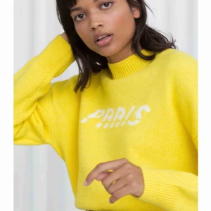  - Såååå ball o snygg tröja! Stickad och super skön. Färgen beskrivs bäst på dom första bilderna!  Jag bjuder på frakt!!!🌼🐥🌞 Nypris ~ 800kr