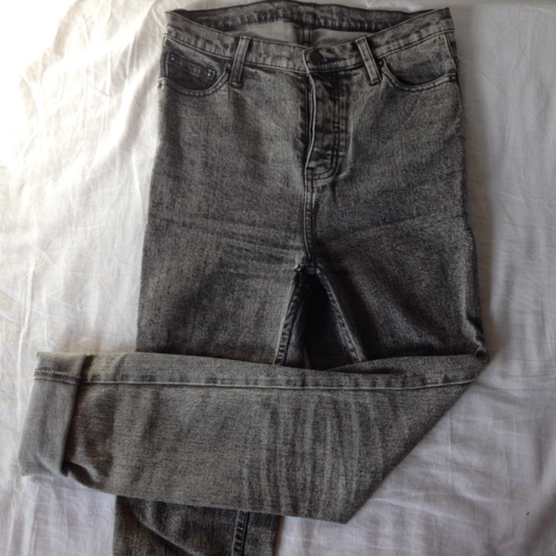 Stentvättade höga jeans från cheapmonday med ett litet hål i grenen