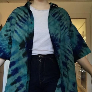  - Säljer denna blåa batikskjortan jag köpt på humana. Hur fin som helst men använder för sällan 💙