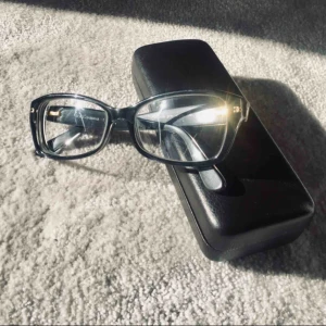  - Jag säljer nu mina Dolce Gabbana-glasögon då styrkan inte längre passar min syn 👁✨ Styrkan är -3,50 på båda glas. Glasögonfodralet som medföljer är ej Dolce Gabbana. Puts-lapp och kvitto på styrka på glasen medföljer. Köptes för ca 4000 kr 💎