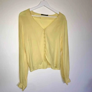  - Jättefin gul blus från Bikbok. Använd 1 gång och i perfekt skick.