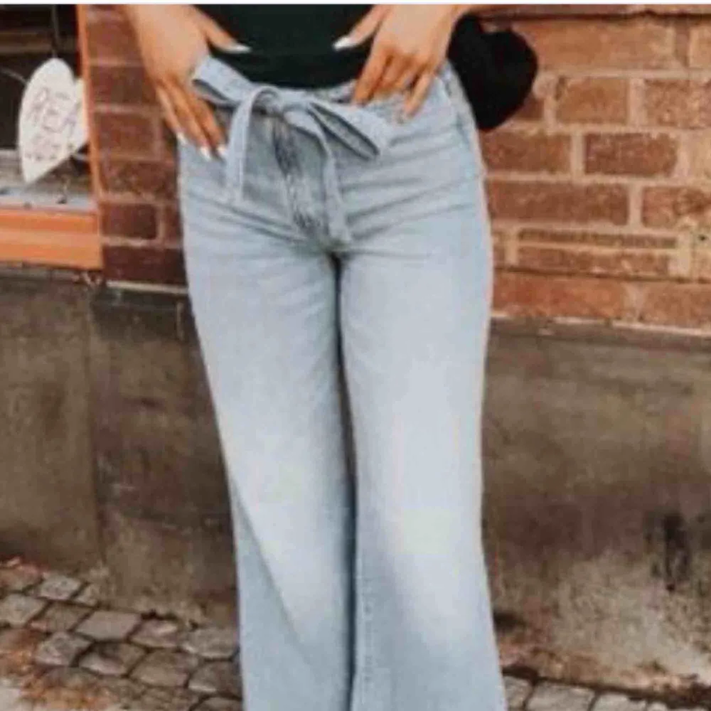 Jättefina, ljusblå jeans i storlek S. Köpta här på Plick för ett tag sedan men kom i fint skick.  Använda väldigt fåtal gånger av mig och säljer nu på grund av att de inte passar mig längre.. Jeans & Byxor.