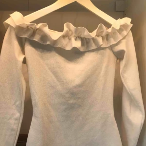  - Vit offshoulder tröja från Nelly. Endast använd en gång! Storlek S. Köparen står för frakt